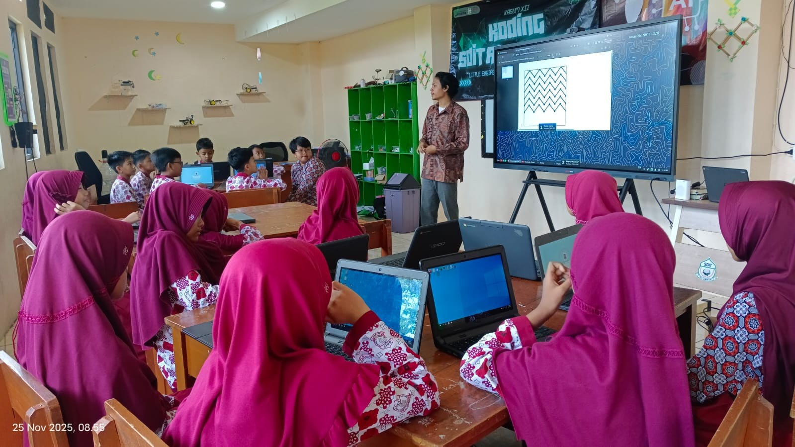 Kegiatan pembelajaran coding di SDIT Al-Ummah