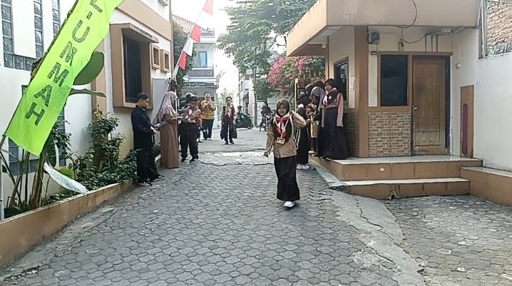 Penyambutan siswa dan scan masuk barcode kartu pelajar SDIT Al-Ummah